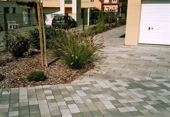 Conception par architecte paysager pour des espaces verts harmonieux.